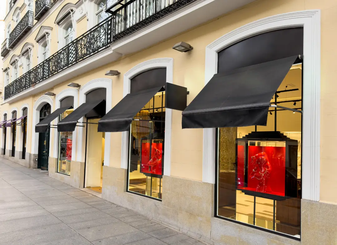 Façade vitrine de magasin en aluminium sur mesure à Sainte-Marie-de-Ré